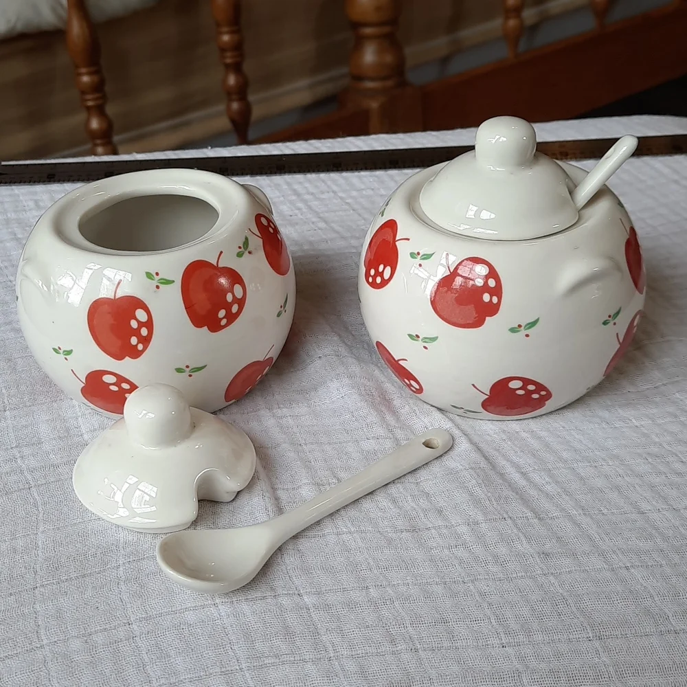 Pair of apple 🍎 pattern sugar and cream containers,  small spoons and lids - Picture 5 of 6